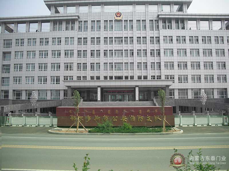 鄂爾多斯公安消防支隊(duì)伸縮門(mén)案例 - 中出網(wǎng)-智能出入口與停車(chē)充電門(mén)戶