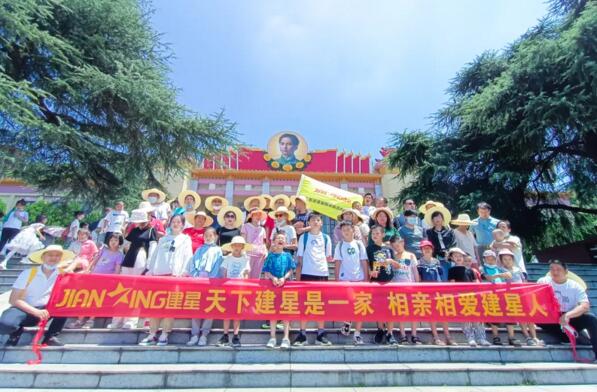 全體接受紅色洗禮