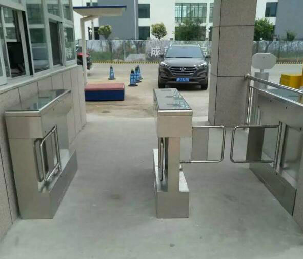 山東煙臺(tái)公安分局通道閘案例 - 中出網(wǎng)-智能出入口與停車充電門戶