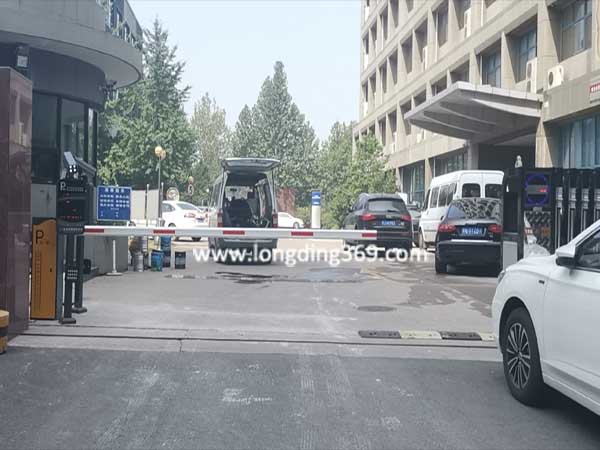 北京豐臺區(qū)金自天智能控制科技園停車場系統(tǒng)案例 - 中出網(wǎng)-智能出入口與停車充電門戶