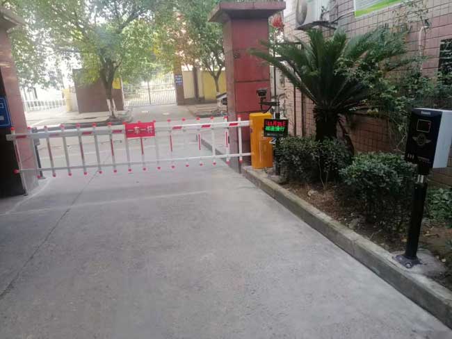 四川隆昌市東方花園車牌識別案例 - 中出網(wǎng)-智能出入口與停車充電門戶