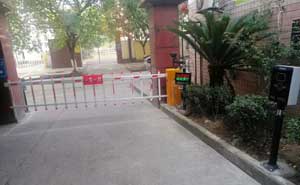 四川隆昌市東方花園車牌識(shí)別案例 - 中出網(wǎng)-智能出入口與停車充電門(mén)戶