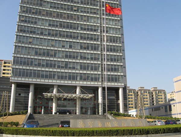 濟(jì)寧市國稅局伸縮門案例 - 中出網(wǎng)-智能出入口與停車充電門戶