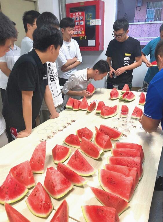 炎熱的午后，公司為大家準(zhǔn)備的“嘻瓜”趣味活動(dòng)