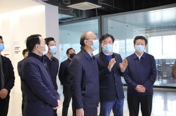 省委常委、副省長吳曉軍聽取劉潤根介紹公司“智慧工廠”建設(shè)
