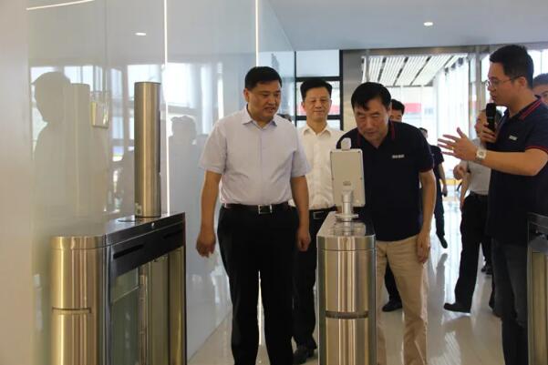 市委常委、市委組織部部長李鎮(zhèn)發(fā)一行在劉潤根董事長的陪同下參觀了形象展示廳