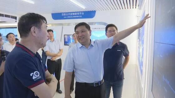 市委常委、市委組織部部長李鎮(zhèn)發(fā)詳細(xì)了解百勝基于出入口人車智慧管理的系統(tǒng)解決方案