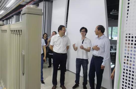 劉副總向領(lǐng)導(dǎo)一行介紹產(chǎn)品的特性、優(yōu)勢及應(yīng)用場景