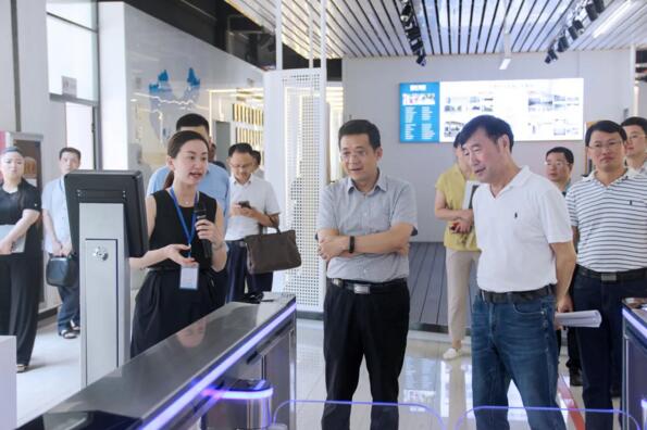 省金融監(jiān)管局副局長駱小林了解昌通碼掃碼儀系統(tǒng)化功能