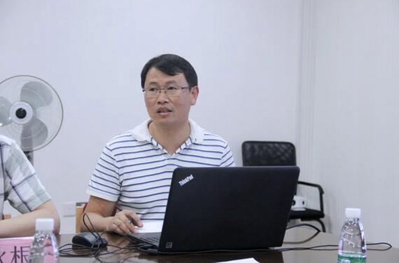 公司副總經(jīng)理熊祥向省金融監(jiān)管局、市金融辦領(lǐng)導一行匯報了城市級智慧停車項目的綜合解決方案