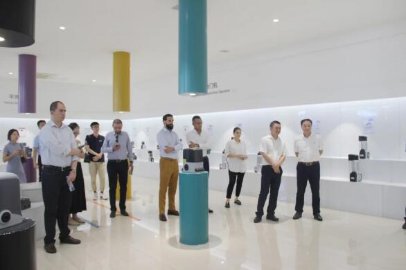 智能開(kāi)門(mén)機(jī)展示區(qū)