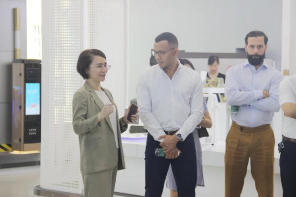 龔衛(wèi)寧副董事長(zhǎng)向拉美國(guó)家嘉賓詳細(xì)介紹了百勝門(mén)控類產(chǎn)品