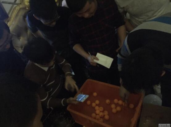 第一個節(jié)目：筷子夾兵乓球