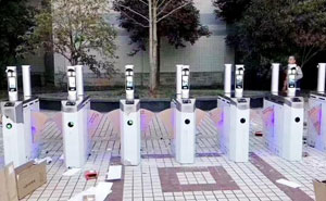 湖北省巴東一中通道閘案例 - 中出網(wǎng)-智能出入口與停車充電門戶