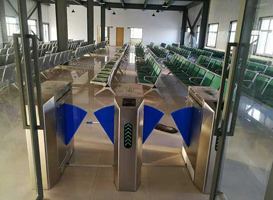 湖北省荊州市安通駕校通道閘案例 - 中出網(wǎng)-智能出入口與停車充電門戶