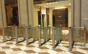 上海蘇寧天御廣場(chǎng)通道閘案例 - 中出網(wǎng)-智能出入口與停車(chē)充電門(mén)戶