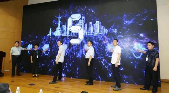  周國(guó)青先生與各位領(lǐng)導(dǎo)共同啟動(dòng)青年創(chuàng)業(yè)者聯(lián)盟