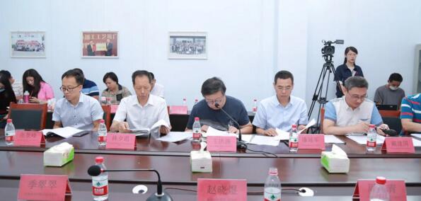 研討在各位領(lǐng)導(dǎo)、行業(yè)專(zhuān)家的推動(dòng)下順利進(jìn)行