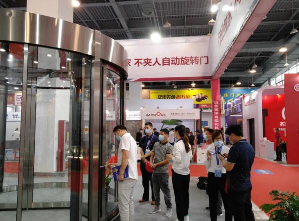 銳澤科技展示其行業(yè)獨家的兩翼展箱回縮不夾人自動旋轉(zhuǎn)門