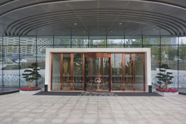 成都龍之夢(mèng)大酒店旋轉(zhuǎn)門案例 - 中出網(wǎng)-智能出入口與停車充電門戶