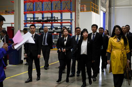 到場(chǎng)嘉賓在專(zhuān)業(yè)人員的引導(dǎo)下，進(jìn)行工廠(chǎng)和展廳參觀