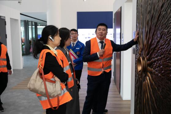 到場(chǎng)嘉賓在專(zhuān)業(yè)人員的引導(dǎo)下，進(jìn)行工廠(chǎng)和展廳參觀