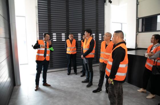 到場(chǎng)嘉賓在專(zhuān)業(yè)人員的引導(dǎo)下，進(jìn)行工廠(chǎng)和展廳參觀