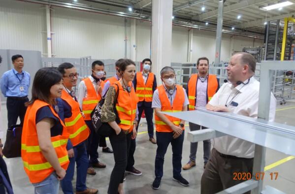 霍曼常熟工廠總監(jiān)Mr. Mario Bock向代表團展示了霍曼工廠