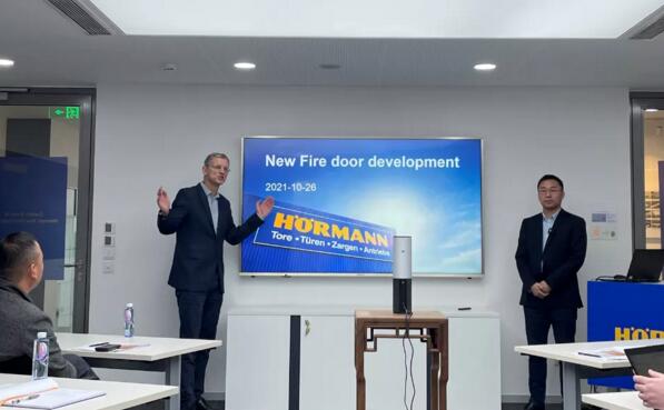 霍曼北京工廠產(chǎn)品經(jīng)理向參會(huì)者詳細(xì)介紹了霍曼新防火門的性能和特點(diǎn)