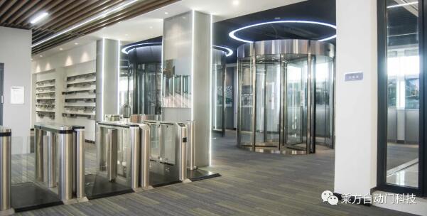 一行參觀了乘方自動門科技及穩(wěn)利達電氣的產(chǎn)品展廳