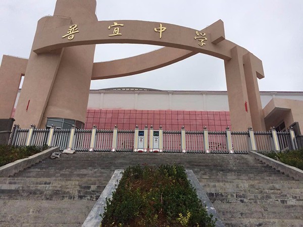貴陽普宜中學伸縮門工程案例 - 中出網(wǎng)-智能出入口與停車充電門戶