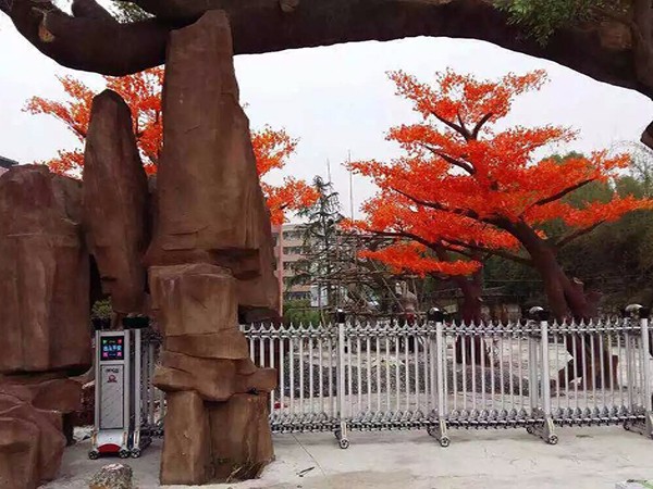 湖北陽(yáng)新藍(lán)天雙語(yǔ)學(xué)校伸縮門工程案例 - 中出網(wǎng)-智能出入口與停車充電門戶