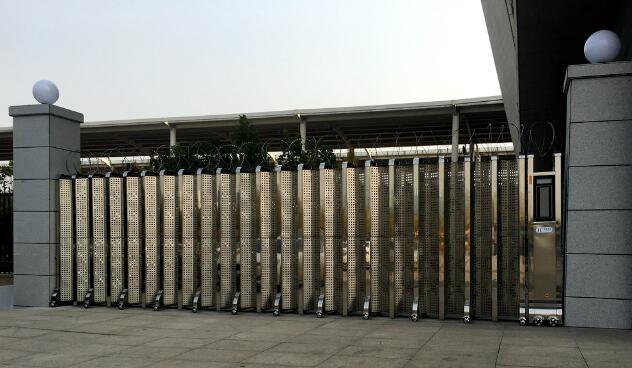 電動伸縮門-新鄉(xiāng)東站高鐵站 - 中出網(wǎng)-智能出入口與停車充電門戶