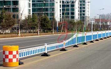 熱鍍鋅靜電噴涂防眩板護欄