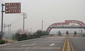 山東省濟(jì)棗路熱鍍鋅+聚酯噴塑護(hù)欄案例 - 中出網(wǎng)-智能出入口與停車充電門戶