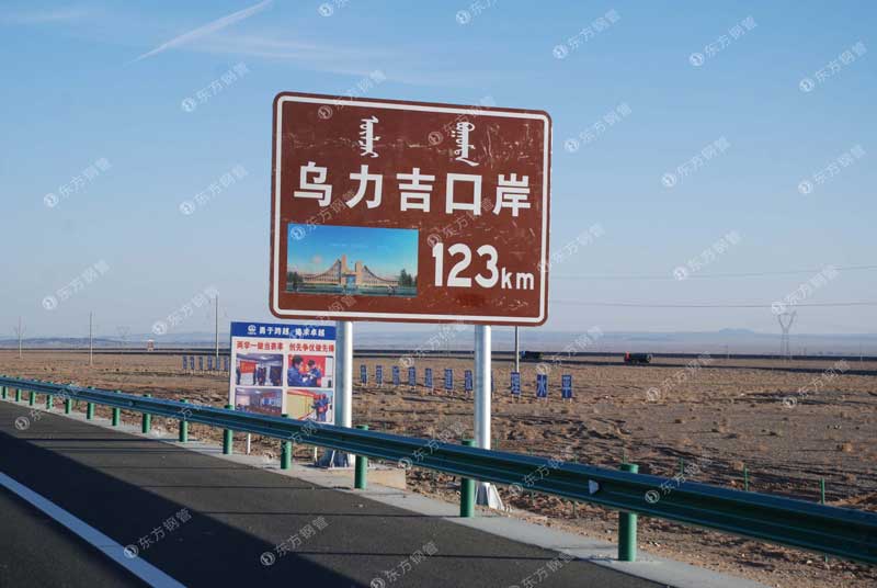 京新高速環(huán)氧鋅基護(hù)欄案例 - 中出網(wǎng)-智能出入口與停車(chē)充電門(mén)戶