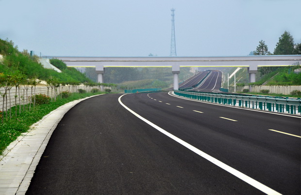 陜西省西臨路翻新熱鍍鋅+浸塑護(hù)欄案例 - 中出網(wǎng)-智能出入口與停車充電門戶