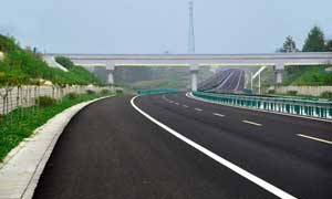 陜西省西臨路翻新熱鍍鋅+浸塑護欄案例 - 中出網(wǎng)-智能出入口與停車充電門戶