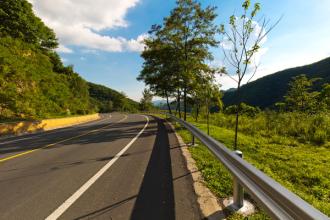 山東省濰坊206國道鍍鋅鋼護欄案例 - 中出網(wǎng)-智能出入口與停車充電門戶