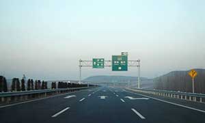 濟(jì)青高速改造工程熱鍍鋅護(hù)欄案例 - 中出網(wǎng)-智能出入口與停車充電門戶