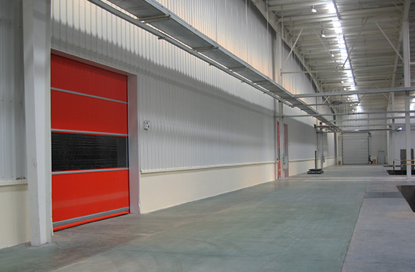 賽輪輪胎車(chē)間快速卷簾門(mén) - 中出網(wǎng)-智能出入口與停車(chē)充電門(mén)戶