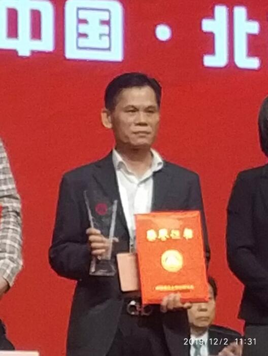 雙喜臨門：伸縮門“金嘉豪杯”十大品牌冠名、中國(guó)建筑金屬結(jié)構(gòu)協(xié)會(huì)行業(yè)新銳人物獎(jiǎng)！