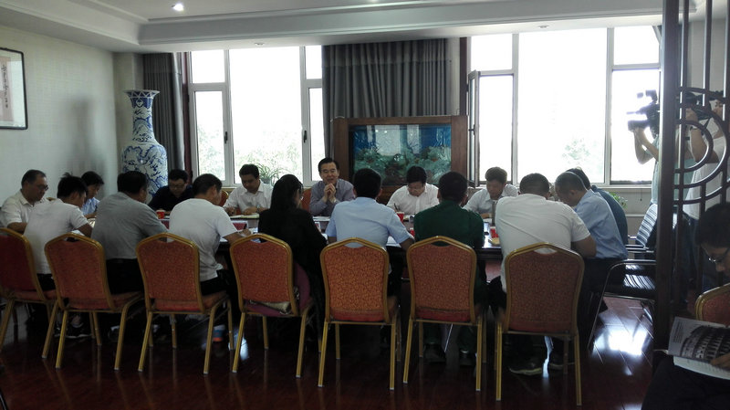 市委書(shū)記在金標(biāo)開(kāi)展“兩學(xué)一用”座談會(huì)