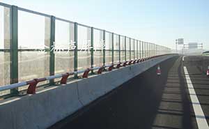 赤茅高速橋梁段全透明聲屏障護欄案例