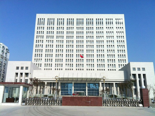 汶上國防大廈伸縮門工程案例 - 中出網-智能出入口與停車充電門戶