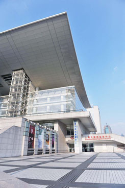 上海大劇院自動(dòng)門案例 - 中出網(wǎng)-智能出入口與停車充電門戶