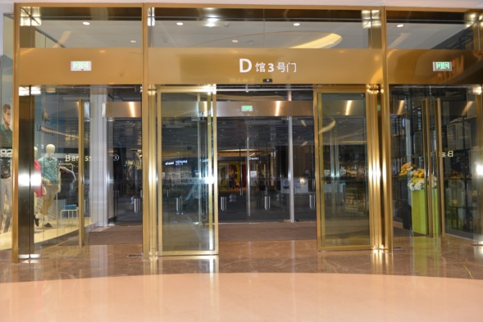 重慶龍湖時(shí)代天街自動(dòng)門案例 - 中出網(wǎng)-智能出入口與停車充電門戶