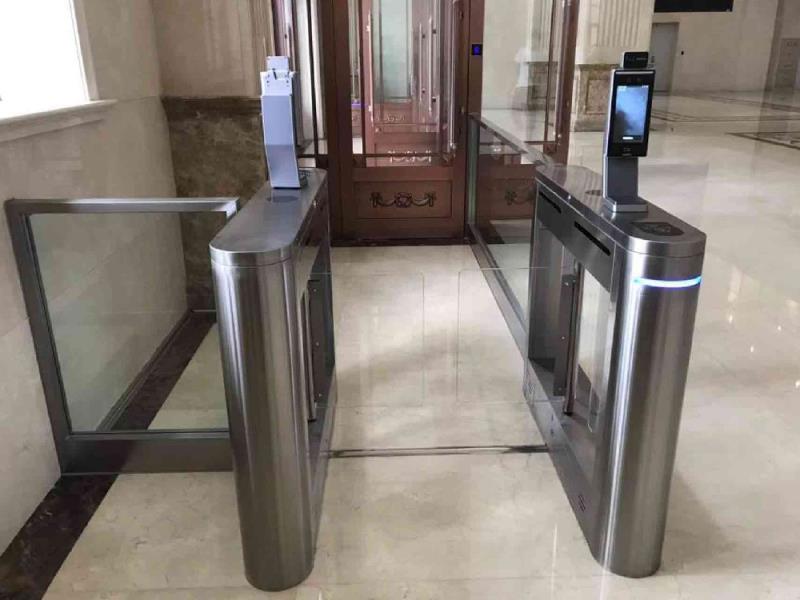 某機(jī)關(guān)人臉識(shí)別通道 - 中出網(wǎng)-智能出入口與停車充電門戶