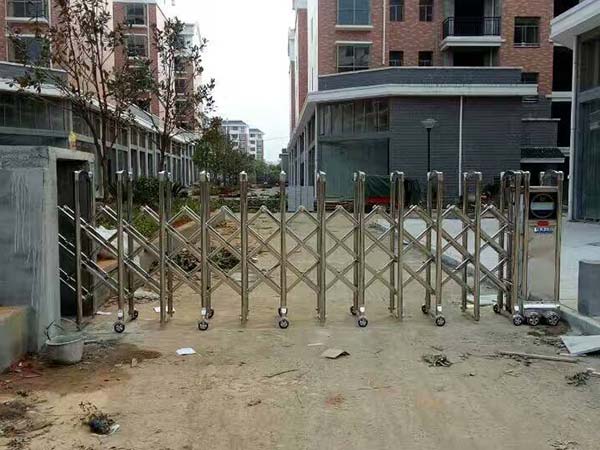 修水縣太陽(yáng)升鎮(zhèn)第三安置小區(qū)伸縮門案例 - 中出網(wǎng)-智能出入口與停車充電門戶