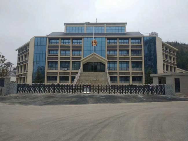 鎮(zhèn)寧縣人民檢查院伸縮門案例 - 中出網(wǎng)-智能出入口與停車充電門戶